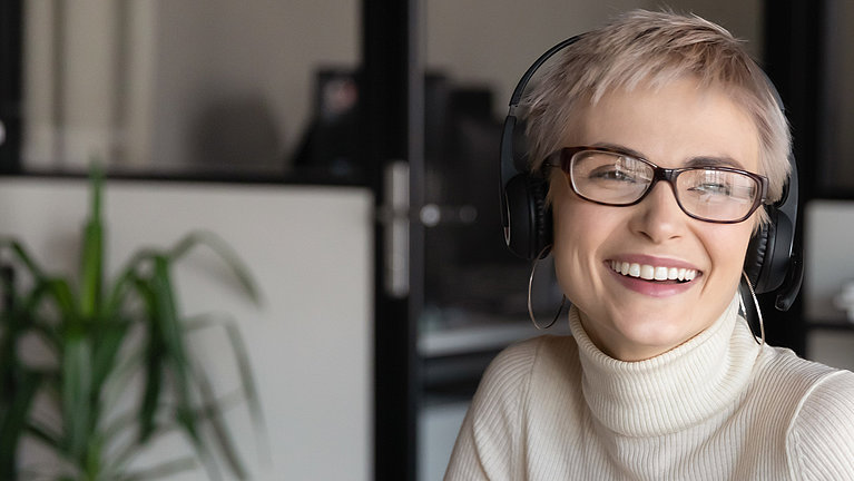 Kundenservice Ansprechpartnerin ist gut gelaunt am Telefonieren