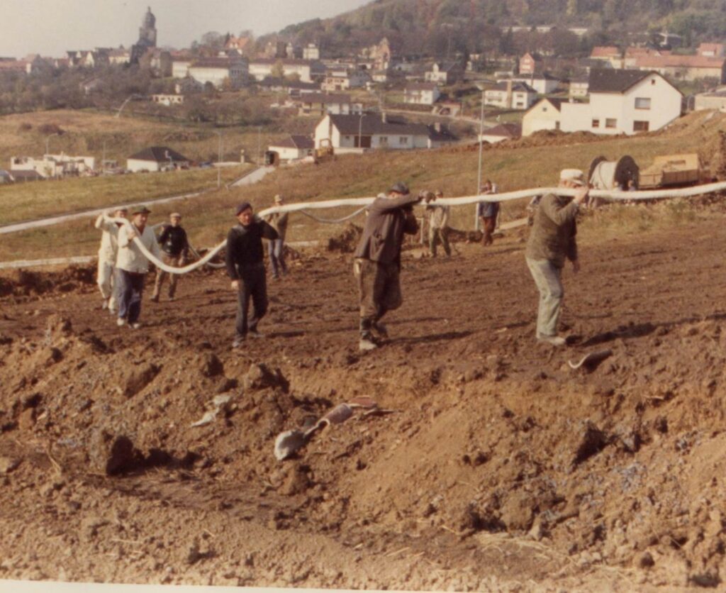 Historisches Bild von der Verlegung einer Leitung